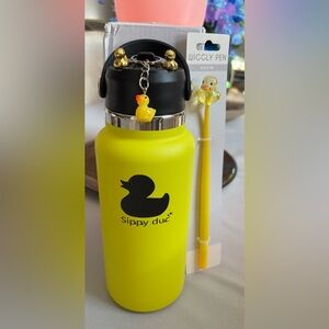 Sippy duc 32 oz water bottle with keychain, pen,and 2 micro ducks , BNWT